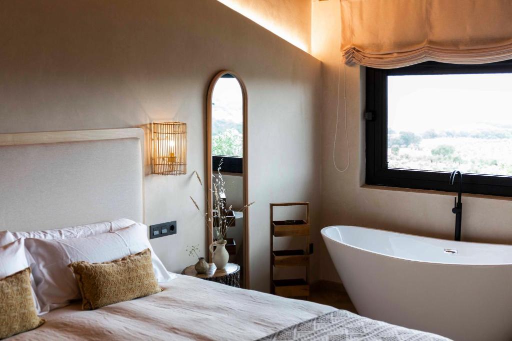 hoteles con encanto en Extremadura: habitat cigüeña negra